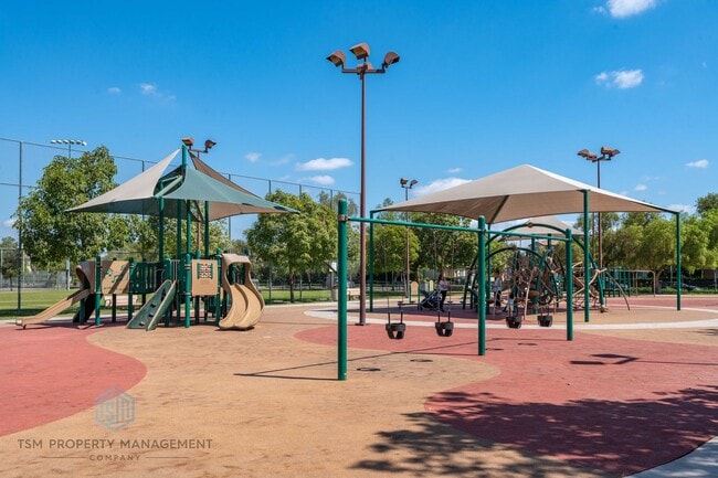 Building Photo - Spacious 3 Bed 2.5 Bath Condo in Orange!