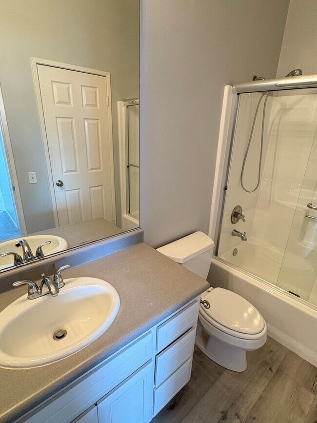 Building Photo - Beach close 4 bedroom, three bath townhous...