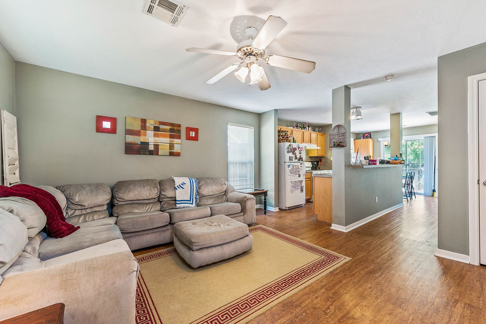 Building Photo - SUBLEASE AVAILABLE IMMEDIATELY THROUGH JULY 2026!  Charming 3 Bed, 2 Bath in Central Location!