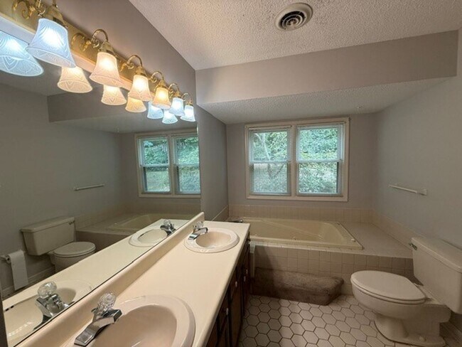 Building Photo - 720 Landing Ln