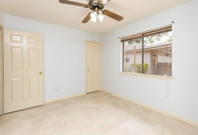 Building Photo - 3926 Oak Gardens Dr