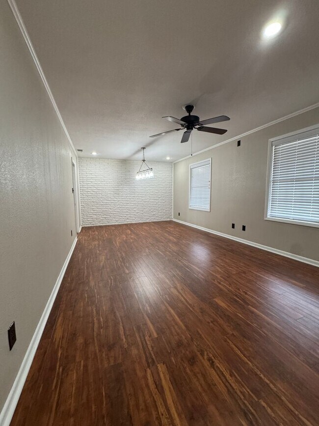 Building Photo - Incredible 4 Bed / 2 Bath updated Home, Available Now!