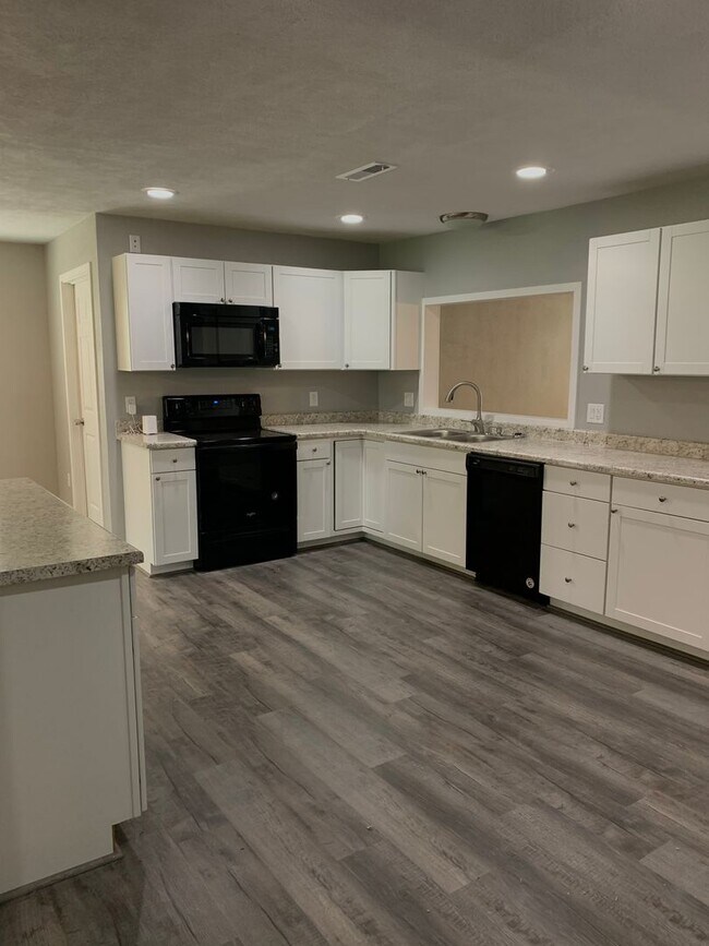 Building Photo - Beautiful 3 Bedroom 2 Bath 2 Living Areas + Detached 1 Car Garage/ Workshop