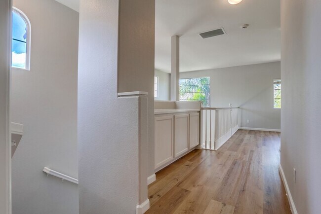 Building Photo - 3 Bedroom Home in Cul De Sac Available Now...