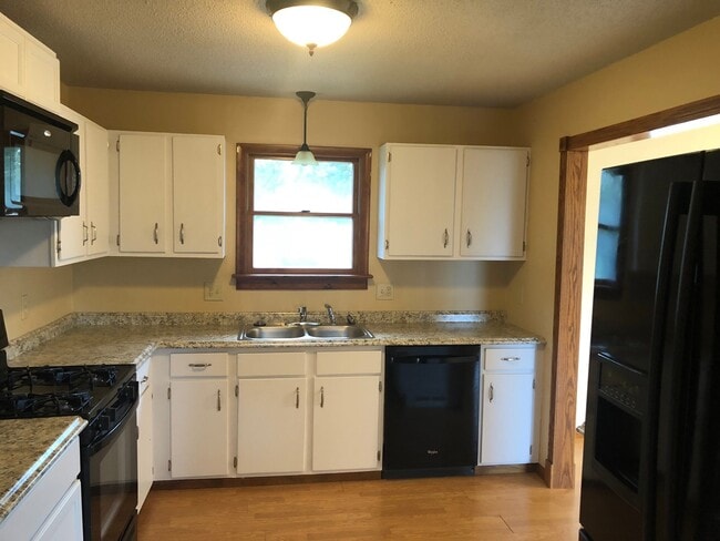 Building Photo - Beautiful Spacious Home