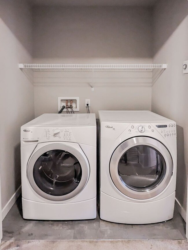 Building Photo - **Move-In Special** Fully upgraded 3 bed 2...