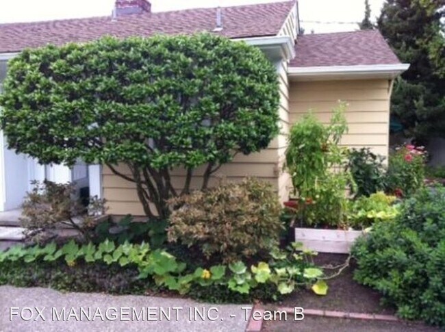 Building Photo - 5272-5278 SW Scholls Ferry Rd