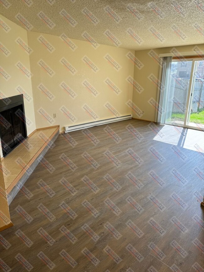 Building Photo - 3 bedroom, 2.5 bath 1,256 sqft Townhouse
