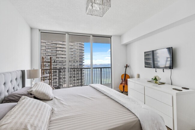 Building Photo - 1750 N Bayshore Dr
