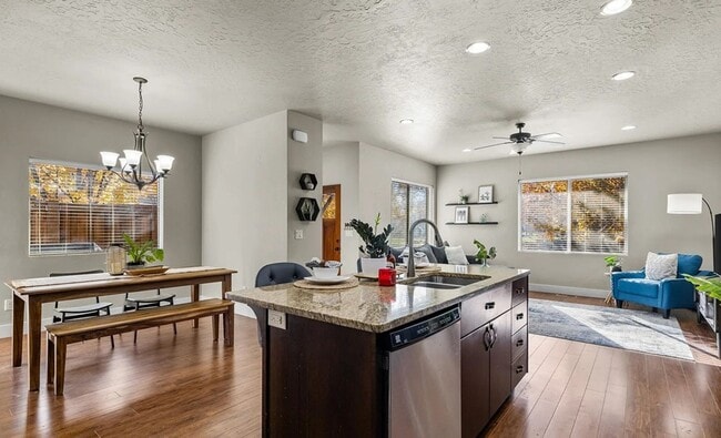 Building Photo - The perfect 2 bed/2bath with office patio home in the beautiful Hazelwood community just off Lake...