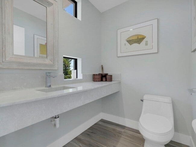 Building Photo - 273 W Seaview Dr