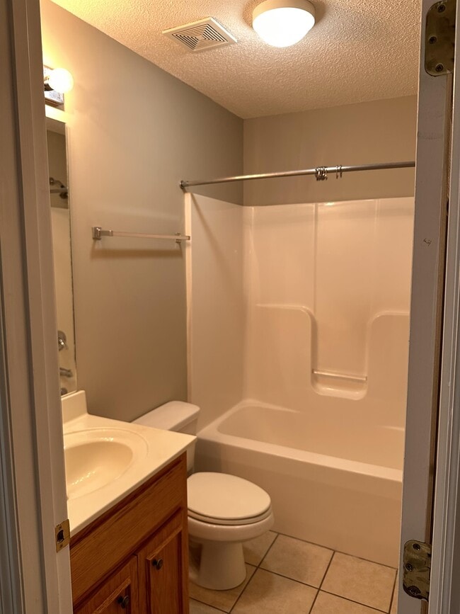 Building Photo - 2004 Chestnut Ave