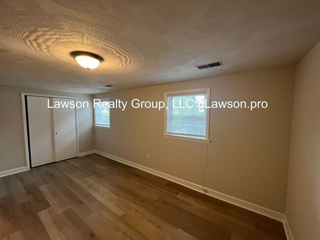 Building Photo - Beautiful Cave Spring Split Level with Bac...