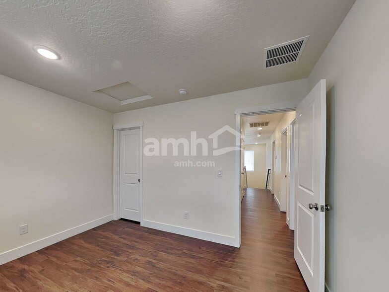 Building Photo - 3112 N Vigo Ave