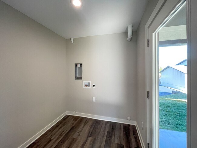 Building Photo - Beautiful, Newer-Construction Compact Cott...