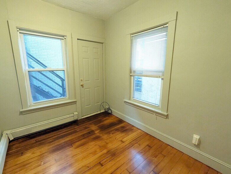 Building Photo - 219 Green St