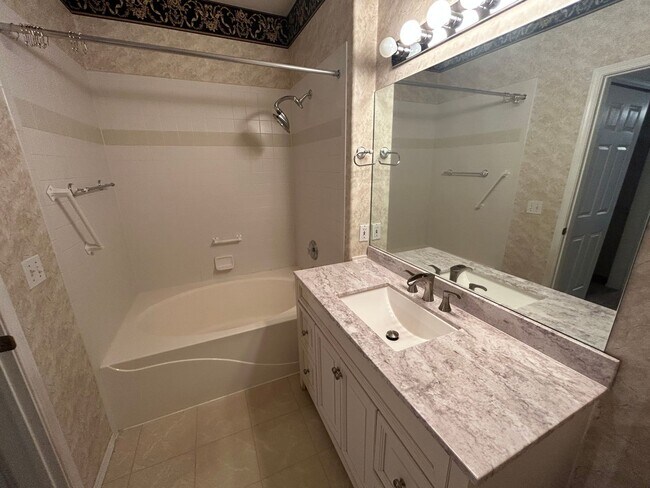 Building Photo - Nice 2 bedroom, 2 bath condo close to Fort...