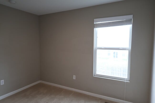 Building Photo - 1899 Lakecrest Dr