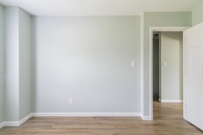 Building Photo - 578 Tryon Pl