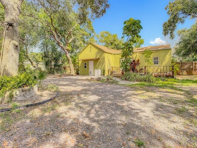 Building Photo - Charming Three bedroom one bath with huge backyard