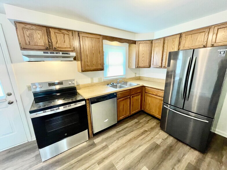 Building Photo - 25 Camelot Ct