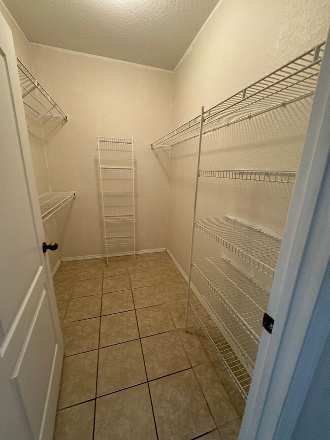 Building Photo - 2 Bedroom 2 Bath Condo in Guard Gated Comm...