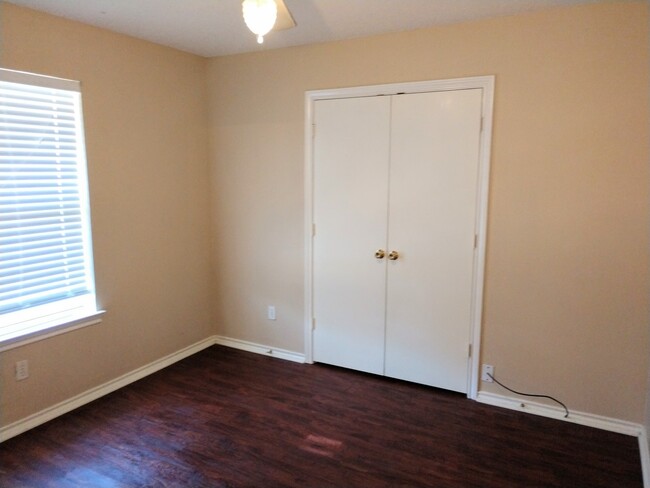 Building Photo - $1795 - Nice 3 bedroom 2 bath house in Eas...