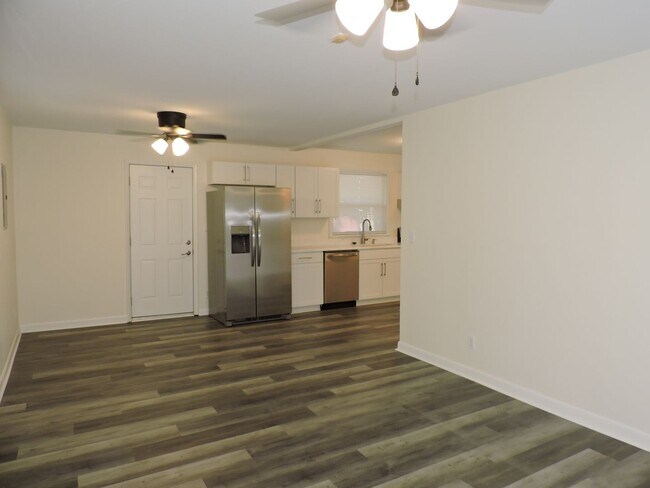 Building Photo - Convenient Norttheast location!