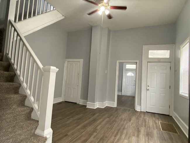 Building Photo - Beautiful half of duplex for rent!
