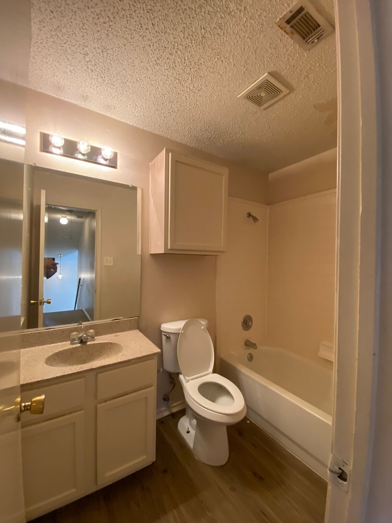 Building Photo - 805 Greenridge Dr