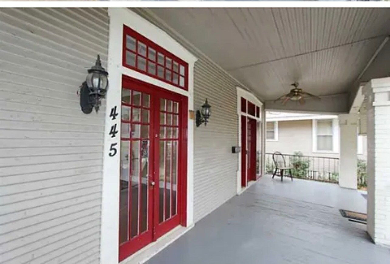 Building Photo - 445 College St