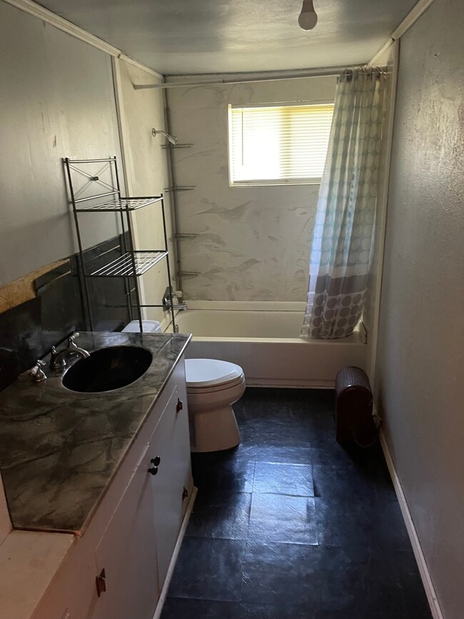 Building Photo - 7967 N Lakeshore Dr