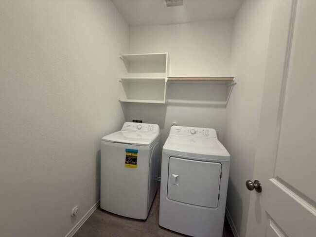 Building Photo - 261 Seven Seas Dr