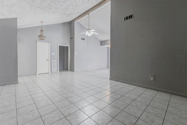 Building Photo - 12702 Fern Forest Dr