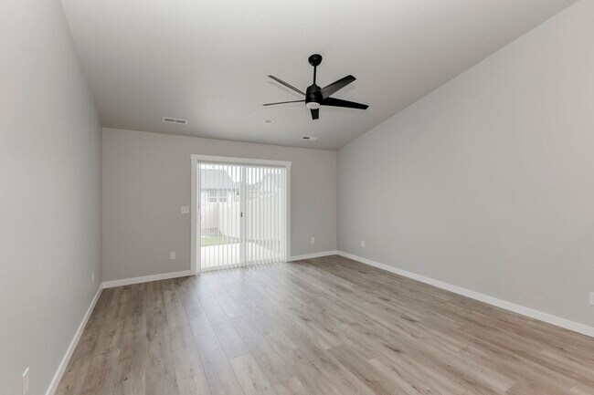 Building Photo - Adorable and affordable attached townhome for rent in Nampa! A must see!