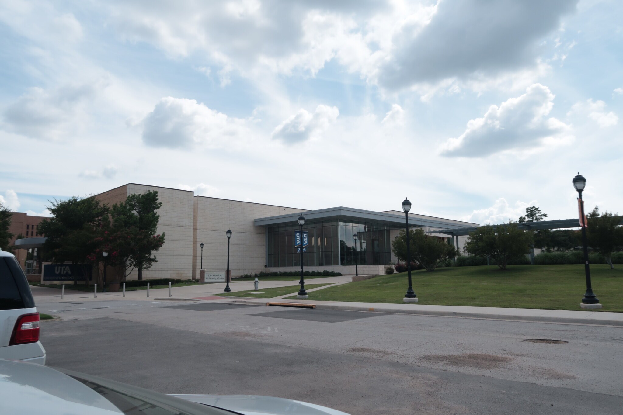 Building Photo - 425 S Oak St
