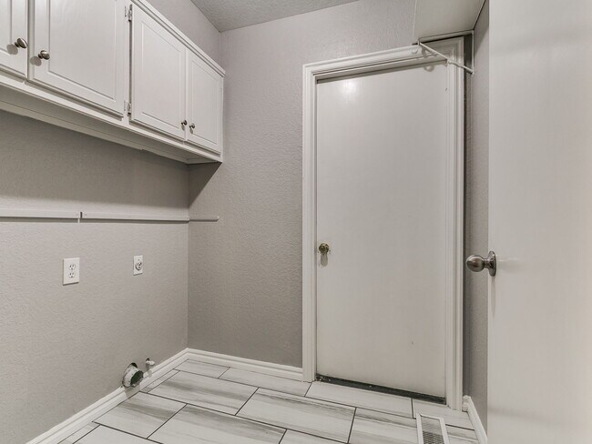 Building Photo - 205 N Rockypoint Dr
