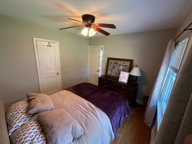 Building Photo - 3 BED | 1 BATH | SPACIOUS GATED BACKYARD |...