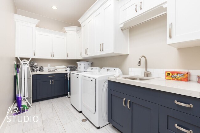 Building Photo - Gorgeous 5 bed 4 bath with AWESOME BACK YA...