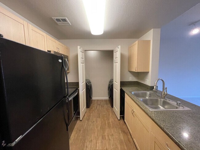 Building Photo - Lovely 1 Bedroom 1 Bath Condo in the Desir...