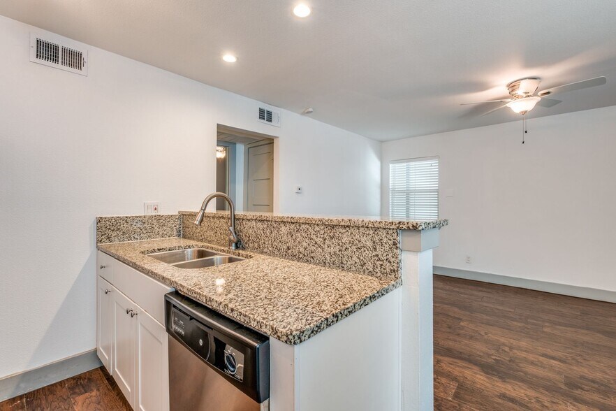 Building Photo - 4633 Fairmount St