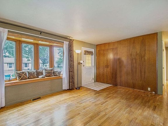 Building Photo - 30830 Lincoln Dr