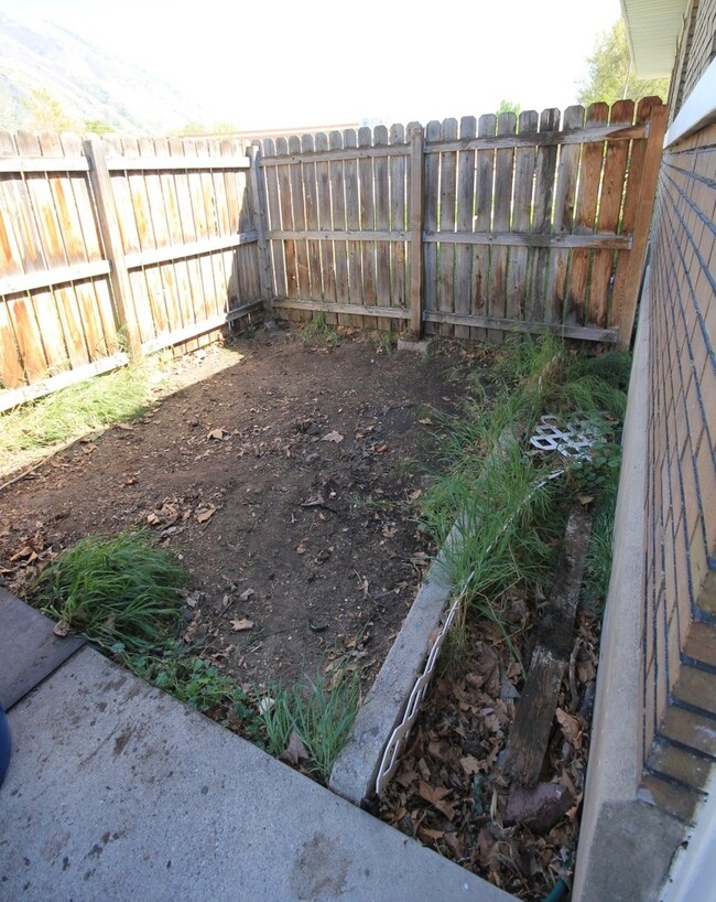 Building Photo - 3 Bed/1 Bath House, super close to BYU cam...
