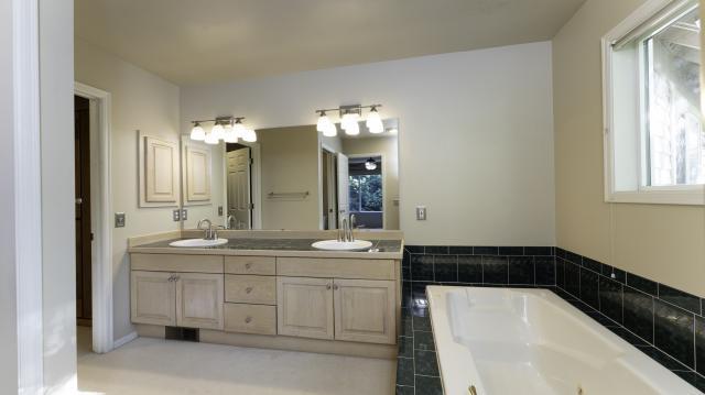 Building Photo - 4 bedroom in Issaquah WA 98027