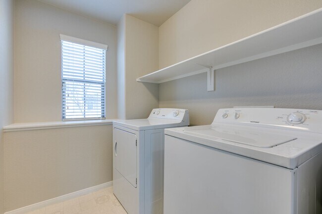 Building Photo - 3 bedroom + Den! Ready for immediate move ...