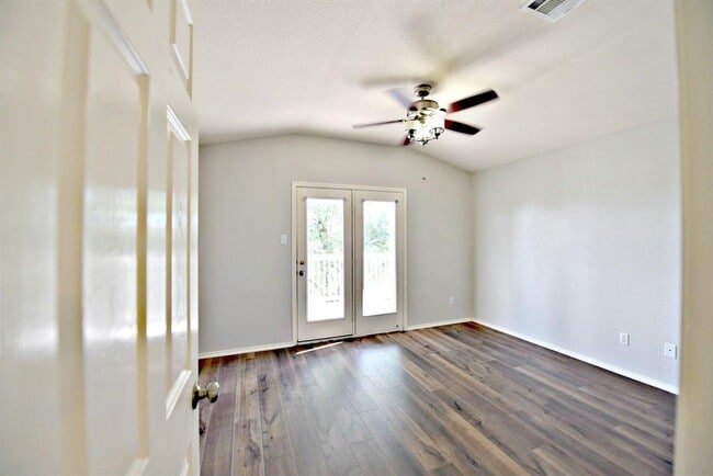 Building Photo - 104 Mertz Ln