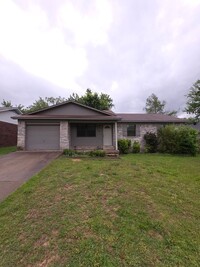 Building Photo - 604 Twin Oaks Dr