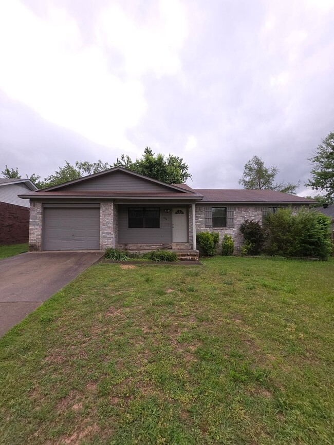 Primary Photo - 604 Twin Oaks Dr