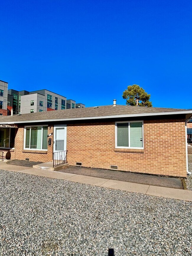 Building Photo - Remodeled Two Bedroom in University District-Next to DU!! New Carpet, In unit Washer/Dryer & More!!