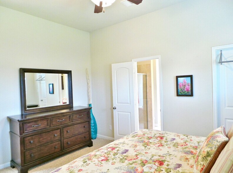 Building Photo - 1002 Venice Dr